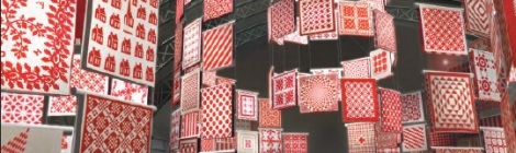 Exposición de patchwork quilts en rojo y blanco en el American Folk Museum de Nueva York